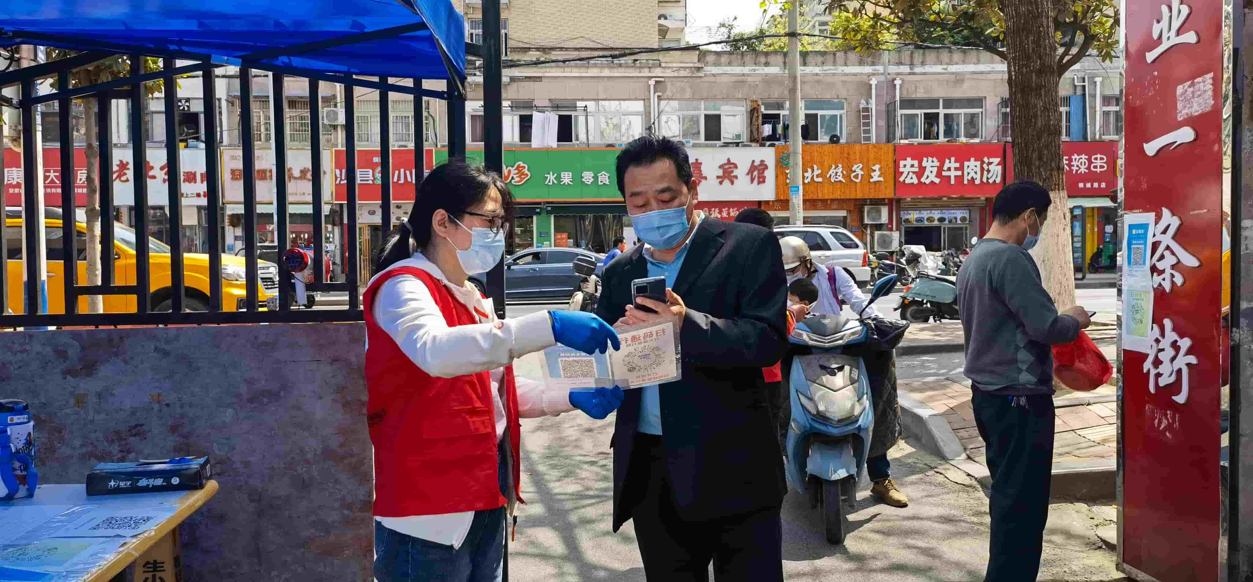 freecompress-2022年4月，東華科技志愿服務隊協(xié)助社區(qū)在桐江新村小區(qū)開展兩碼查驗工作