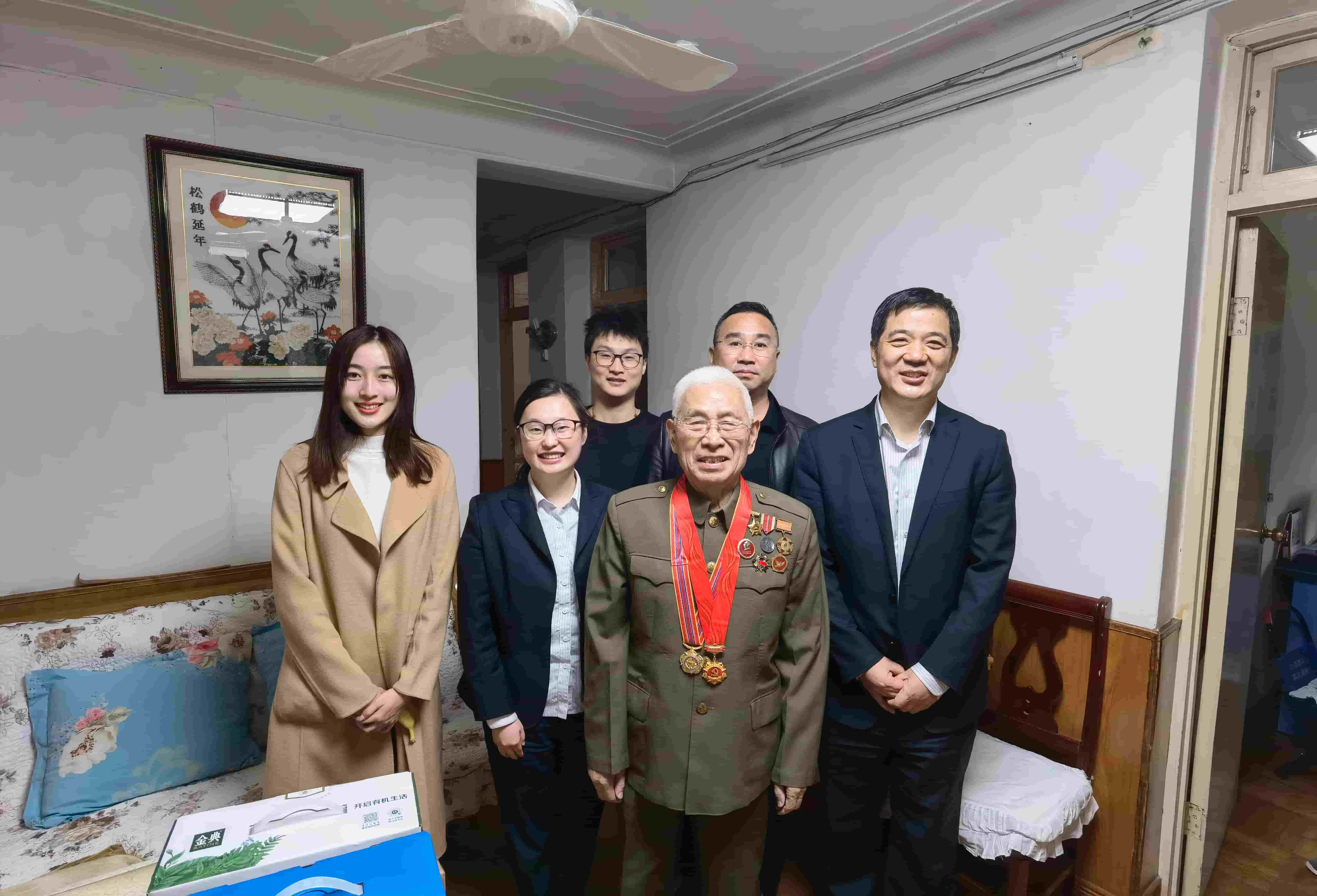 freecompress-2021年11月19日，東華科技聯(lián)合合肥市軍隊離退休干部第四干休所黨支部，看展“憶黨史、悟初心、擔(dān)使命”主題活動